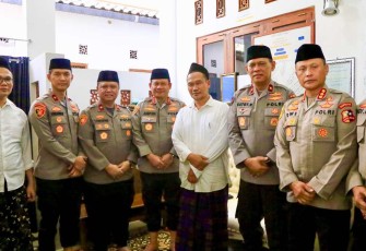 Kaops NCS Polri Irjen Pol Asep Edi Suheri foto bersama Gus Baha di kediamannya di Rembang, Jawa Tengah, Rabu (31/1)