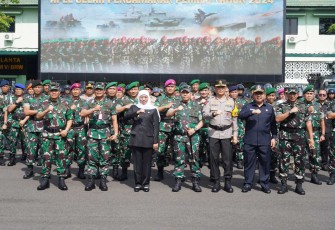 Danrem 081/DSJ Kolonel Inf H. Sugiyono mengikuti apel gelar pasukan serentak di Makodam V Brawijaya, Surabaya, Kamis (1/2)