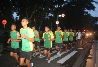 Lari 5K prajurit Menarmed 2 Kostrad mengelilingi Kota Malang, Kamis (1/2)