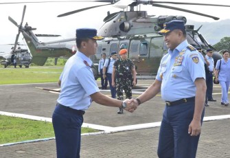 Danlanud Iswahjudi Marsekal Pertama TNI Firman Dwi Cahyono saat menyambut kedatangan Kasau Marsekal TNI Fajar Prasetyo dalam peresmian Satrad 221 Unit Radar Pacitan, Kamis (1/2)