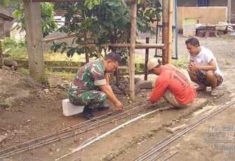 Babinsa Jogorogo bantu warga wilayah desa binaannya, Jum'at (2/2)