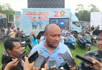 Ketua DPC Partai Gerindra Kabupaten Blitar Ferdian Reza Alvisa Alias Alvis Saat Dihubungi Awak Media Seusai Memimpin Kampanye Prabowo-Gibran di Lapangan Papungan Kanigoro Blitar