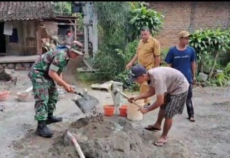 Gotong royong perbaiki jalan rabat wilayah desa binaan 