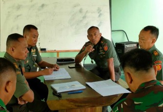 Kasmenarmed 2 Kostrad Letkol Arm Siswo Budiarto saat Ngobras bersama perwira, Senin (5/2)
