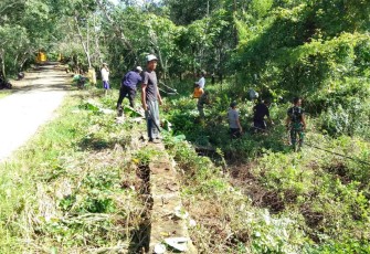 Koramil 1001-01/Juai Gotong Royong Bersihkan Saluran Air
