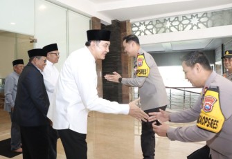 Kapolres Lamongan AKBP Bobby A Condroputra bersama Wakapolres saat bersilaturahmi dengan ulama, Rabu (7/2)