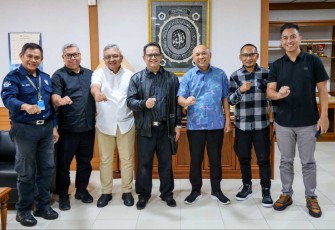 MenkopUKM Teten Masduki bersama AKSI di Jakarta, Selasa (6/2)