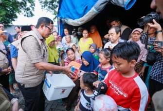 Pj Gubernur Jateng Nana Sudjana saat memberikan bantuan di lokasi pengungsian warga korban banjir di Kabupaten Demak, Sabtu (10/2)