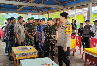 Danrem 031/WB Brigjen TNI Dany Racka saat meninjau logistik pemilu di pulau Burung, Senin (12/2)