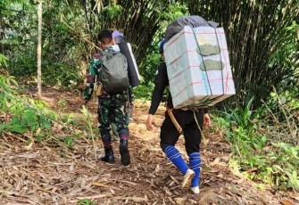 Perjuangan Babinsa Kodim 1002/HST Kawal Kotak Suara, Kamis (15/2)
