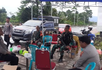 Babinsa Koramil Kuala Kencana Bersama Pihak Kepolisian Siap Amankan Rapat Pleno Pemilu 2024 Tingkat Distrik Kuala Kencana