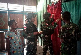 Pasang instalasi listrik di rumah warga perbatasan, Minggu (18/2)