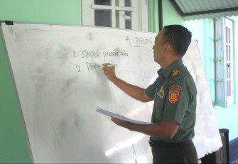 English Course Perwira Menarmed 2 Kostrad, Senin (19/2)