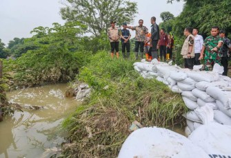 Pj Gubernur Jateng Nana Sudjana saat meninjau lokasi banjir di Kabupaten Brebes, Selasa (27/2)
