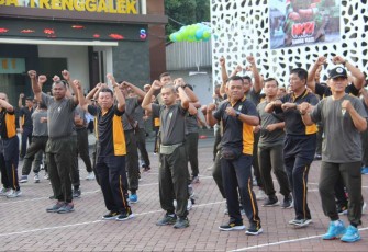 Senam pagi bersama di Mapolres Trenggalek, Selasa (27/2)