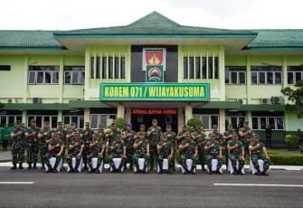 Foto bersama Kasad Jenderal TNI Maruli Simanjuntak di Korem 071/Wijayakusuma 