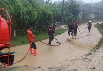 Pembersihan Lumpur Pasca Banjir di Desa Sinomwidodo
