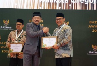 Wali Kota Cilegon Helldy Agustian saat menerima penghargaan Baznas Award 2024 di Jakarta, Kamis (29/2)
