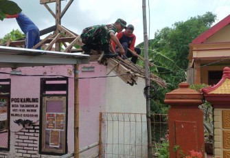Bangun poskamling bersama warga desa binaan