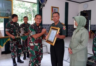 Dandim 0801/Pacitan Letkol Inf Roliyanto memberikan apresiasi piagam penghargaan prajuritnya pindah satuan, Jum'at (1/3)