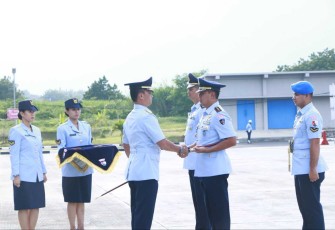 Danlanud Iswahjudi Marsma TNI Firman Dwi Cahyono saat memberikan tongkat komando Wing Udara 3 kepada Kolonel Pnb Marcellinus Ardha Kilat Dirgantara, Sabtu (2/3)
