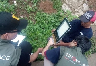 Dokumentasi: Proses pemasangan lampu tenaga surya di wilayah Desa Barengkok oleh tim UPER dan masyarakat sekitar