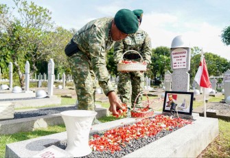 Pangkostrad Letjen TNI Muhammad Saleh Mustafa saat tabur bunga di TMPN Kalibata, Jakarta, Senin (4/3)