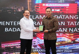 Jaksa Agung RI ST Burhanuddin saat memberikan cenderamata kepada Menteri ATR/BPN Agus Harimurti Yudhoyono di Kejagung, Jakarta, Selasa (5/3)