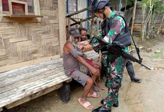 Pelayanan pengobatan gratis prajurit satgas Yonif 310/KK, Selasa (5/3)