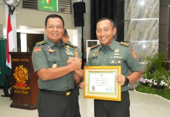 Kaskostrad Mayjen TNI Farid Makruf bersama Danmenarmed 2 Kostrad Letkol Arm Siswo Budiarto usai memberikan piagam penghargaan dari Pangkostrad di Cilodong Depok, Kamis (7/3)