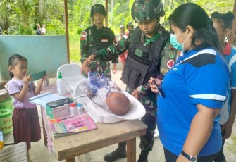 Posyandu balita Satgas Yonif 310/KK di kampung Umuaf, Kamis (7/3)