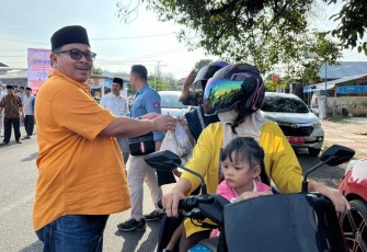 Pj Walikota Bengkulu Arif Gunadi Bagikan Takjil Gratis