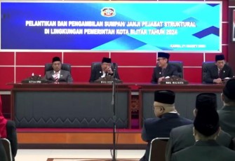 Ketua DPRD Kota Blitar Syahrul Alim (duduk di paling kiri) Saat Hadiri Pelantikan Pejabat Struktural Pemkot Blitar