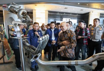 MenkopUKM Teten Masduki saat menerima pemaparan produk knalpot di gedung Smesco Jakarta 