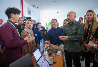 MenkopUKM Teten Masduki bersama mahasiswa UGM Yogyakarta 