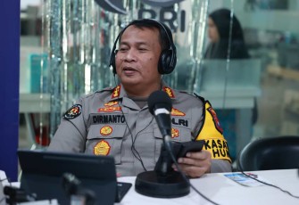 Kabid Humas Polda Jatim Kombes Dirmanto saat dialog pagi di RRI Surabaya 