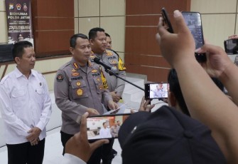 Kabid Humas Polda Jatim Kombes Dirmanto saat memberikan keterangan pers 
