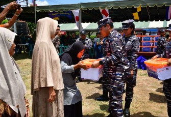 Kasal Laksamana TNI Muhammad Ali saat memberikan bantuan korban gempa, Sabtu (30/3)