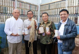 Menkop Teten Masduki saat berkunjung ke CV Rabersa di Wonosobo Jawa Tengah