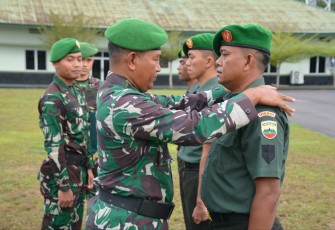 Danrem 023/KS Kolonel Inf Lukman Hakim saat kenaikan pangkat prajuritnya, Senin (1/4)