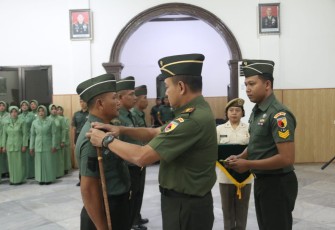 Dandim 0803/Madiun Letkol Inf Meina Helmi saat menyematkan kenaikan pangkat prajuritnya, Senin (1/4)