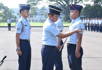 Dankoharmatau Marsma TNI Oki Yanuar sematkan pangkat prajuritnya, Senin (1/4)