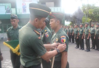 Dandim 0807/Tulungagung Letkol Czi Nooris Agus Rinanto menyematkan kenaikan pangkat prajuritnya 
