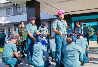 Danlantamal IX Ambon Brigjen TNI (Mar) Said Latuconsina saat tradisi kenaikan pangkat prajuritnya, Senin (1/4)