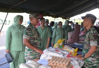 Danrem 023/KS Kolonel Inf Lukman Hakim meninjau stand bazar murah TNI, Selasa (2/4)