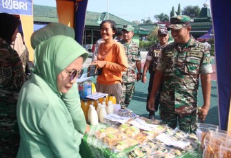 Dandim 0805/Ngawi Letkol Arm Didik Kurniawan saat meninjau stand bazar murah, Selasa (2/4)