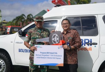 Danrem 121/Abw Brigjen TNI Luqman Arief bersama Ka BRI Cabang Sintang Aditya Wisnu Putra, Selasa (2/4)