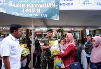 Dandim 0801/Pacitan Letkol Inf Roliyanto berikan bingkisan sembako