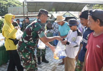 Dandim 1002/HST Letkol Inf Fery Perbawa berikan sembako penarik becak, Selasa (2/4)