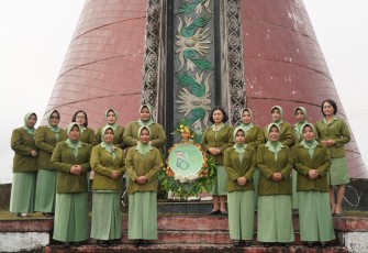 Persit KCK Koorcabrem 121 PD XII/TPR Ziarah dan Tabur Bunga